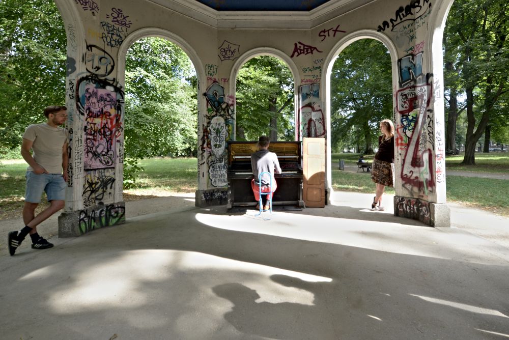 kleines Konzert von Benjamin Strauch im Leipziger Park kleines Konzert von Benjamin Strauch im Leipziger Park